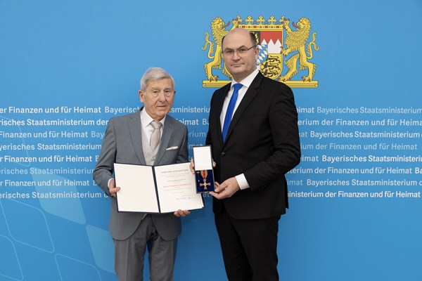 Finanz- und Heimatminister Albert Füracker überreicht Bundesverdienstorden