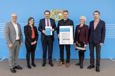 Finanz- und Heimatstaatssekretär Martin Schöffel übergibt Förderbescheid an den Trägerverein Europaregion Donau-Moldau e.V.