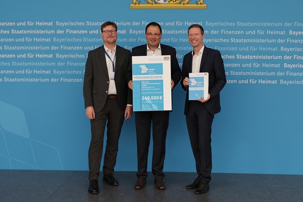 Staatssekretär Martin Schöffel übergibt Förderbescheid nach der Heimat-Digital-Regional-Förderrichtlinie an